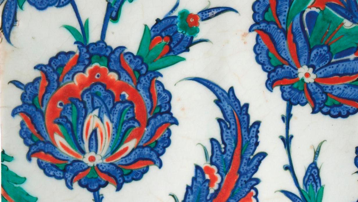 Turquie, Iznik, vers 1580-1590. Carreau en céramique siliceuse à décor peint sous... Feuilles saz ou de chou 