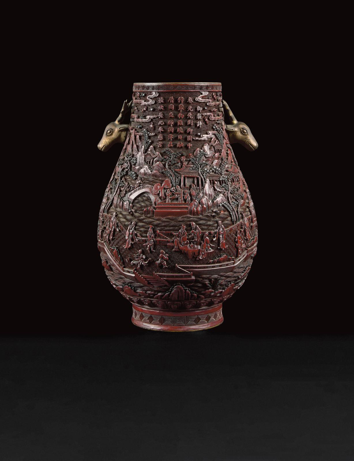China, 19th century. Hu form vase in red and black lacquer, on the back the apocryphal Qianlong mark, h. 38.5 cm/15.1 in.
Estimate : €3 0