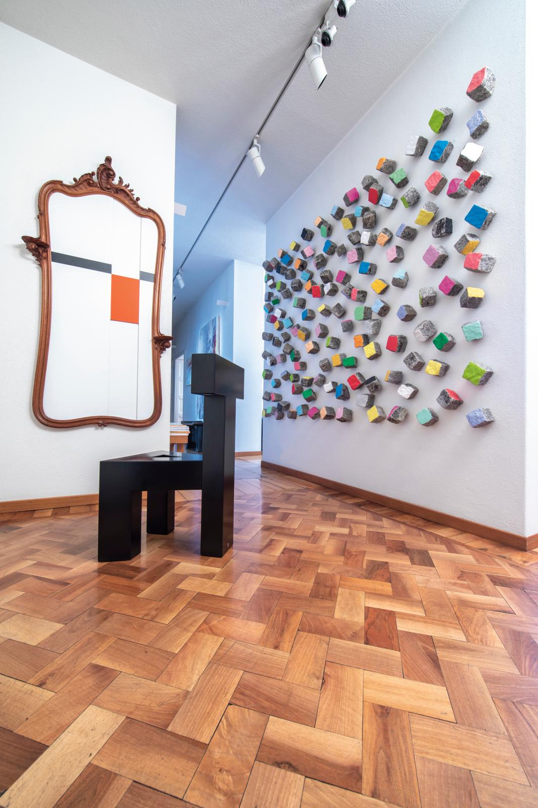 Omaggio a Mondrian, 1967, et Sedia At, 1990, d’Armando Testa. Colorful Stones, de Pascale Marthine Tayou, 2018. Photo Fabio Mantegna