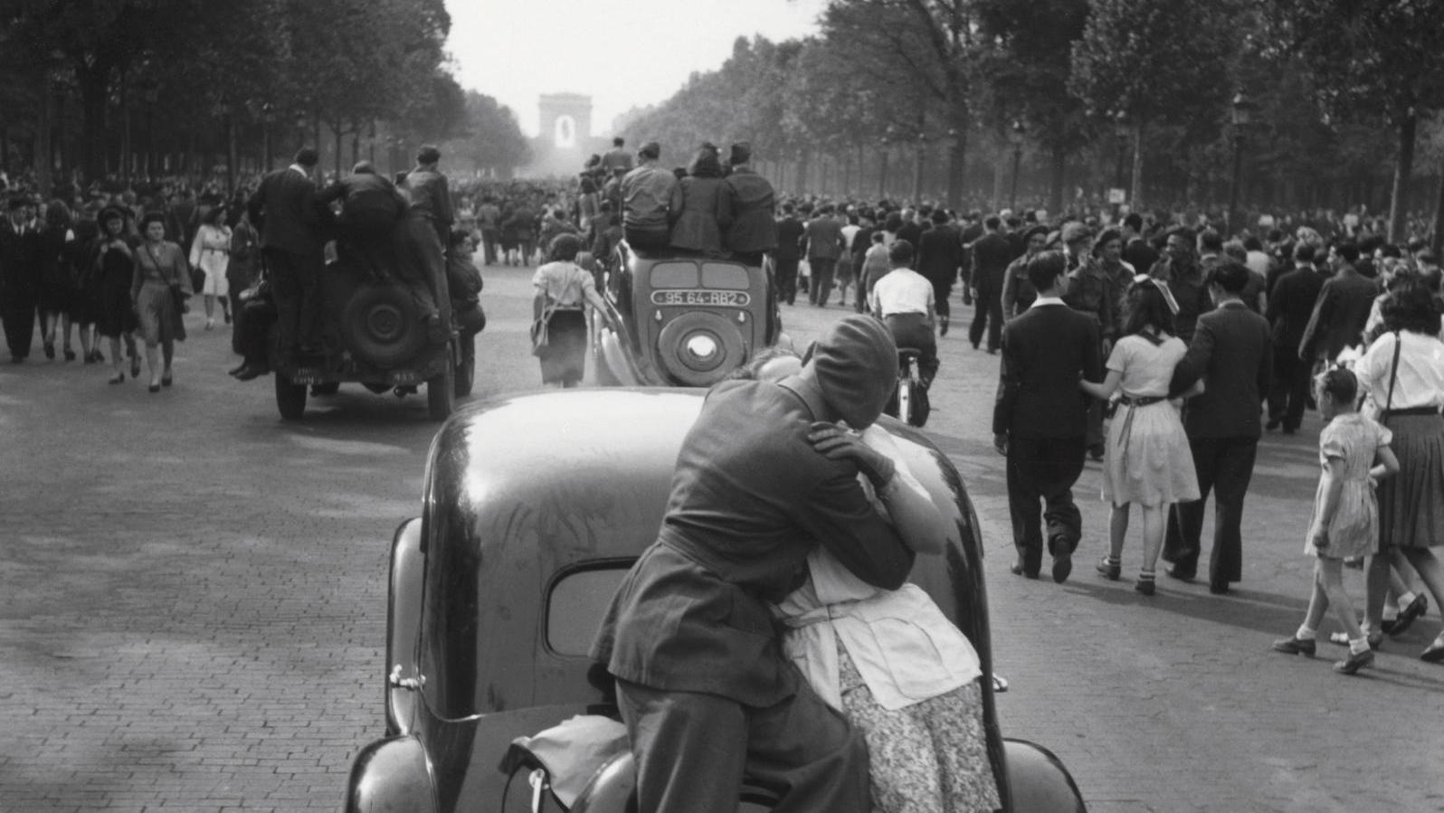 Roger Schall (1904-1995), Le Baiser de la Victoire, Champs-Élysées, Paris, 8 mai... Doisneau, Model ou Schall… le miroir de la vie