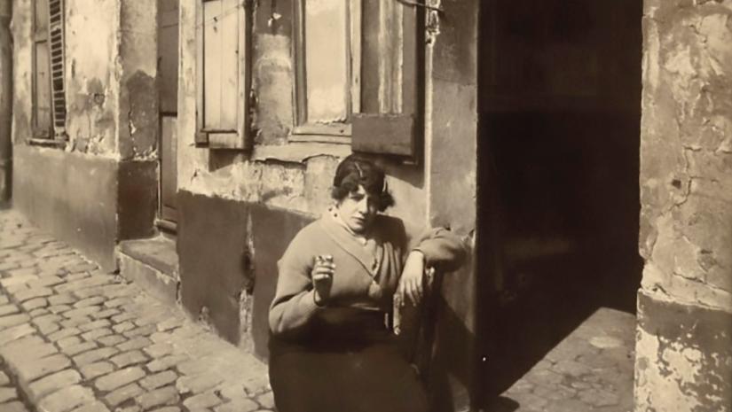 Eugène Atget (1857-1927), La Villette fille publique, 19e, avril 1921, tirage albuminé... Haute voltige pour Atget et Epstein