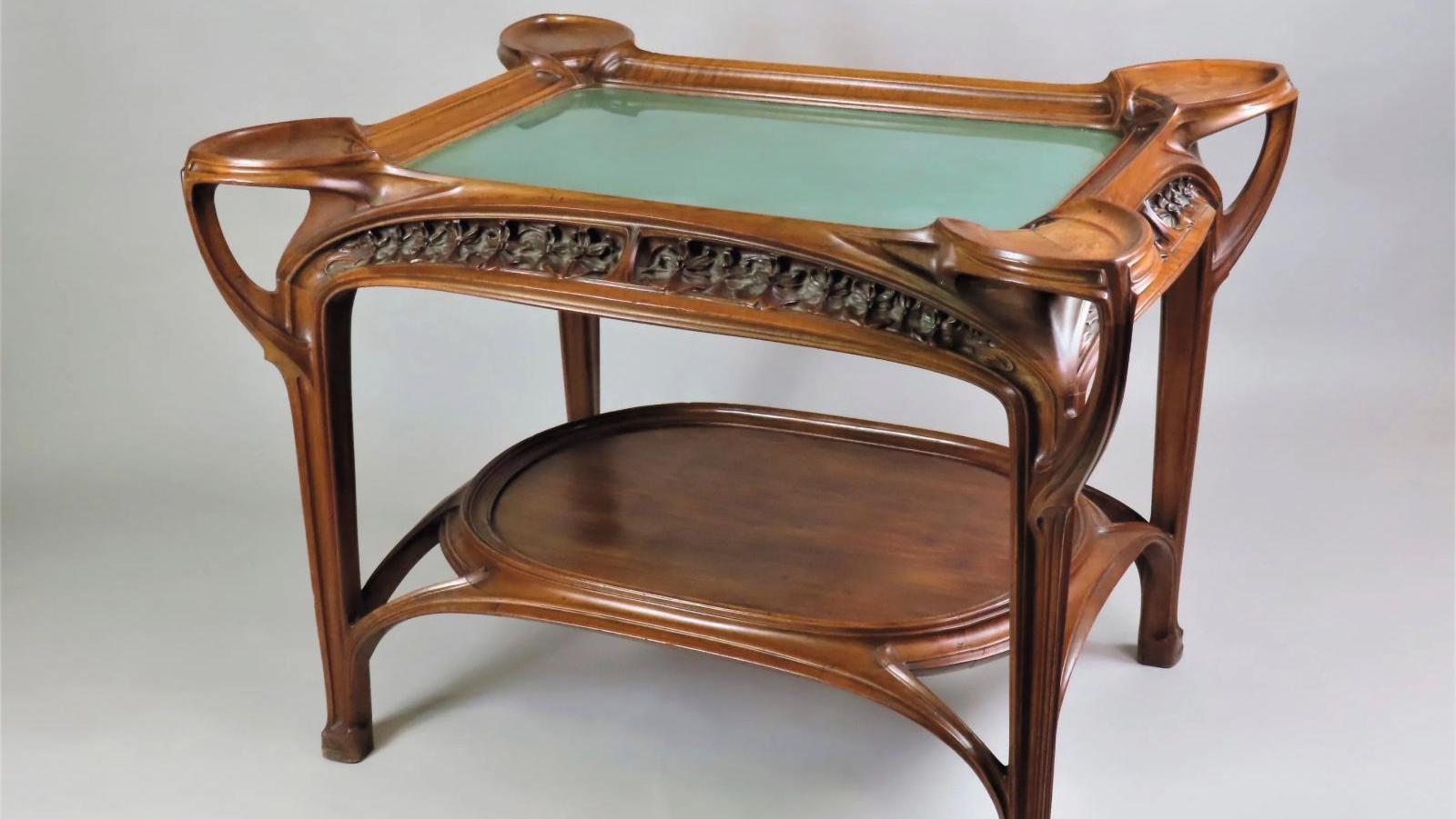 Jacques Grüber (1870-1936), table à thé « aux orchidées » en noyer sculpté, vers... Autour d’une table de Jacques Grüber