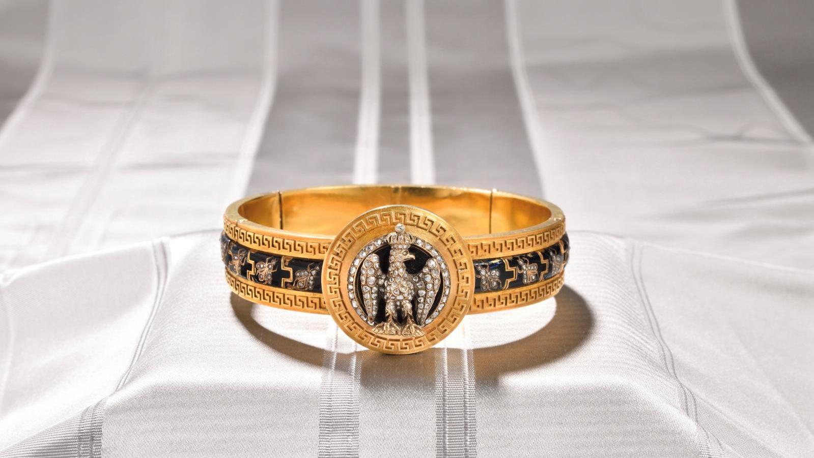 Attribué à la maison Mellerio, bracelet semi-rigide en or décoré d’abeilles et de... Dans les serres de l’Aigle impériale