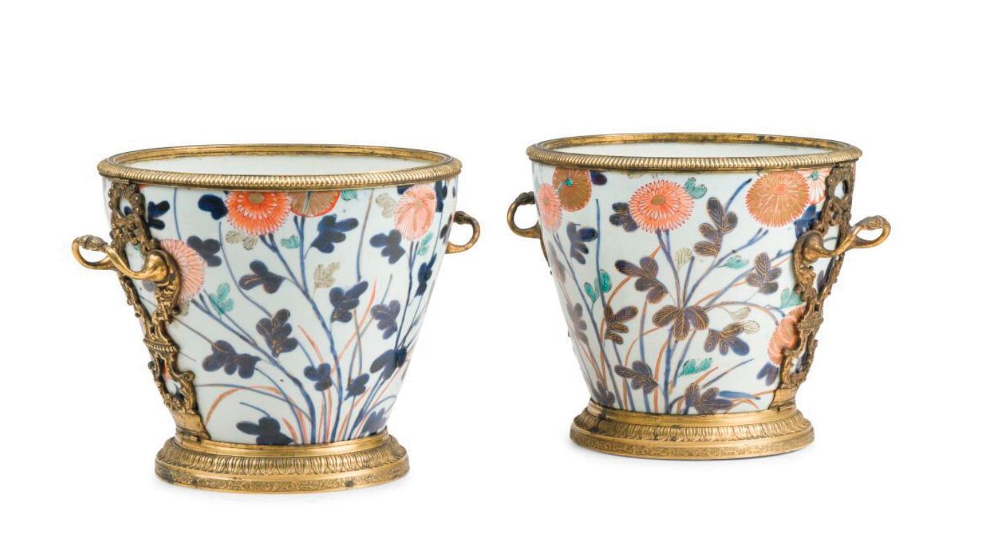 Japon, paire de vases ronds évasés en porcelaine à décor Imari rouge et or en plein... Porcelaines de Sèvres et du Japon