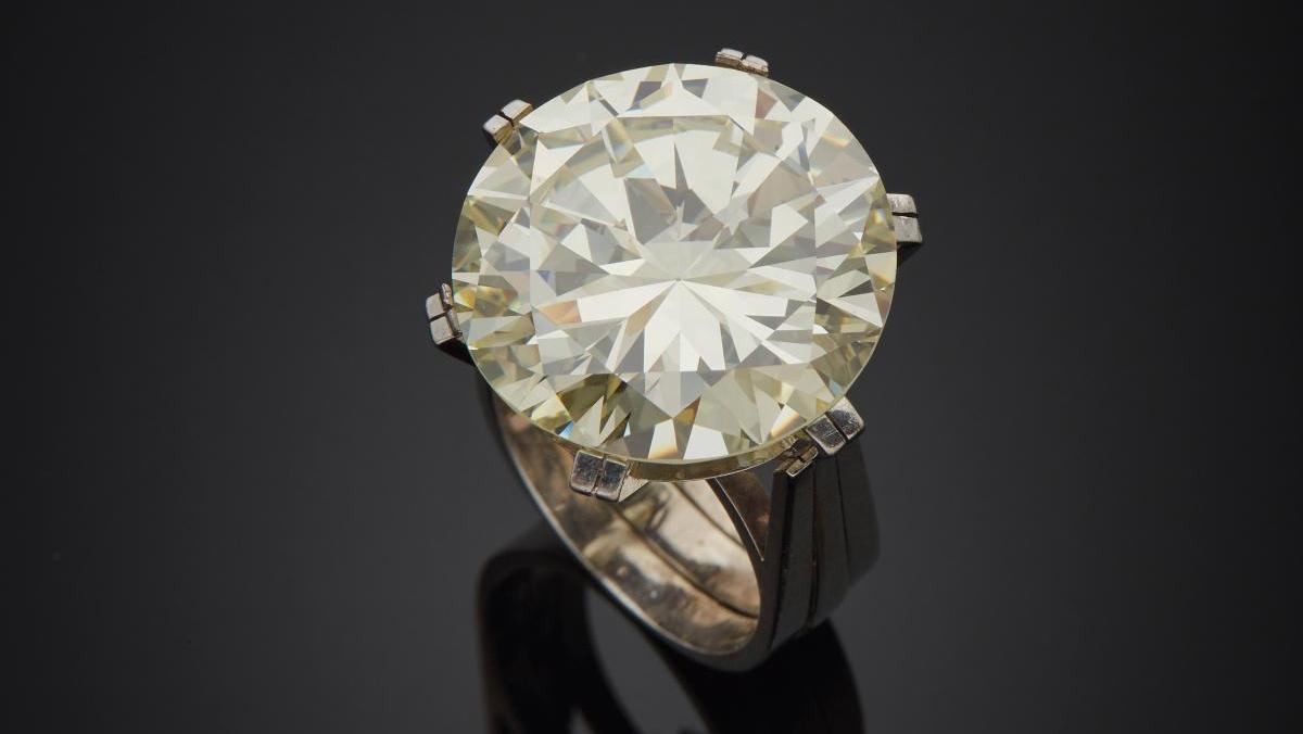 Solitaire en or gris paré d’un diamant de taille brillant de 26,21 ct, couleur N-R,... Le diamant, meilleur ami d’un notaire 