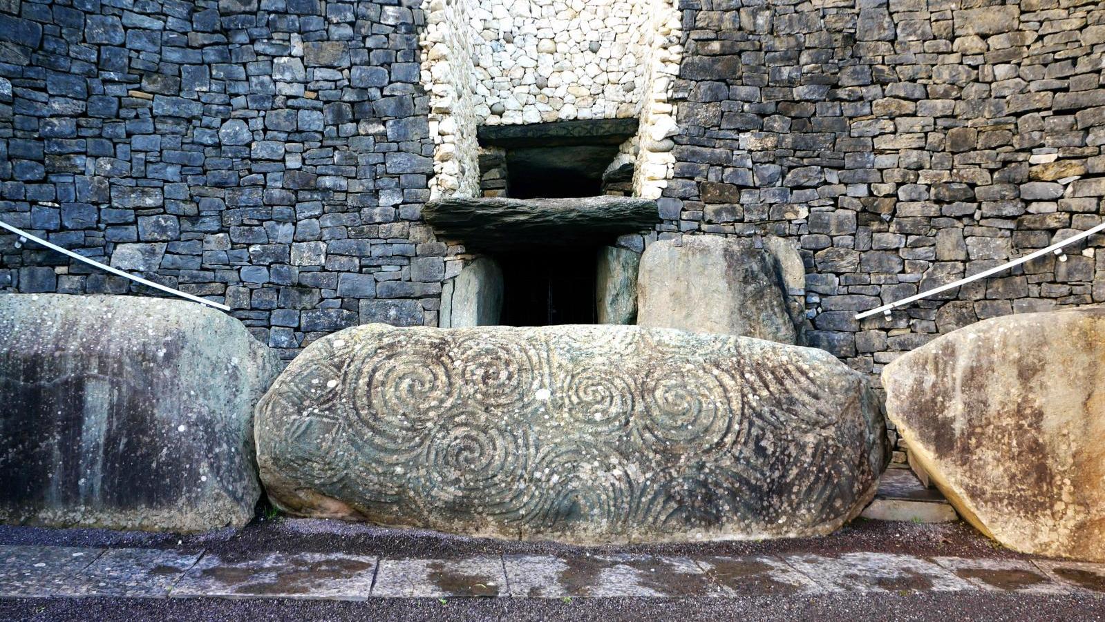 Entrée du cairn de Newgrange, surmontée de la chambre pour capter le soleil au solstice... Les mégalithes de Newgrange, haut lieu irlandais