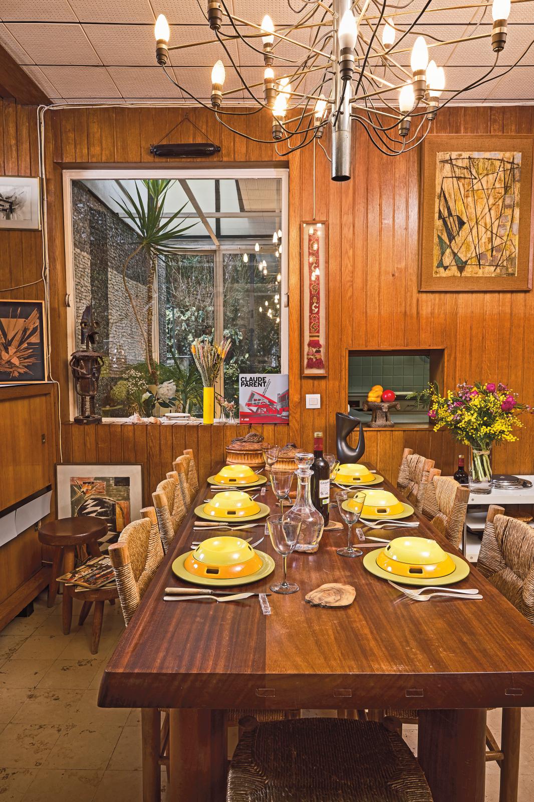 La salle à manger avec la table et la suite des chaises de Charlotte Perriand. Au mur, à droite : une gouache de Jean Deyrolle, (800/1 200
