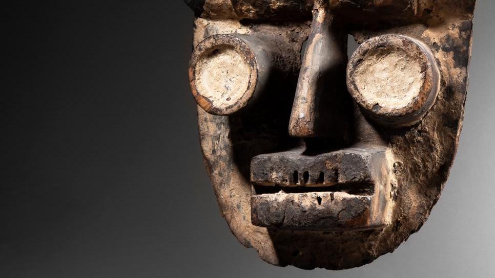 Liberia, peuple grebo. Masque en bois et pigments, 44,8 x 25,4 x 12,7 cm. Adjugé :... Collection(s) africaines - Une présence