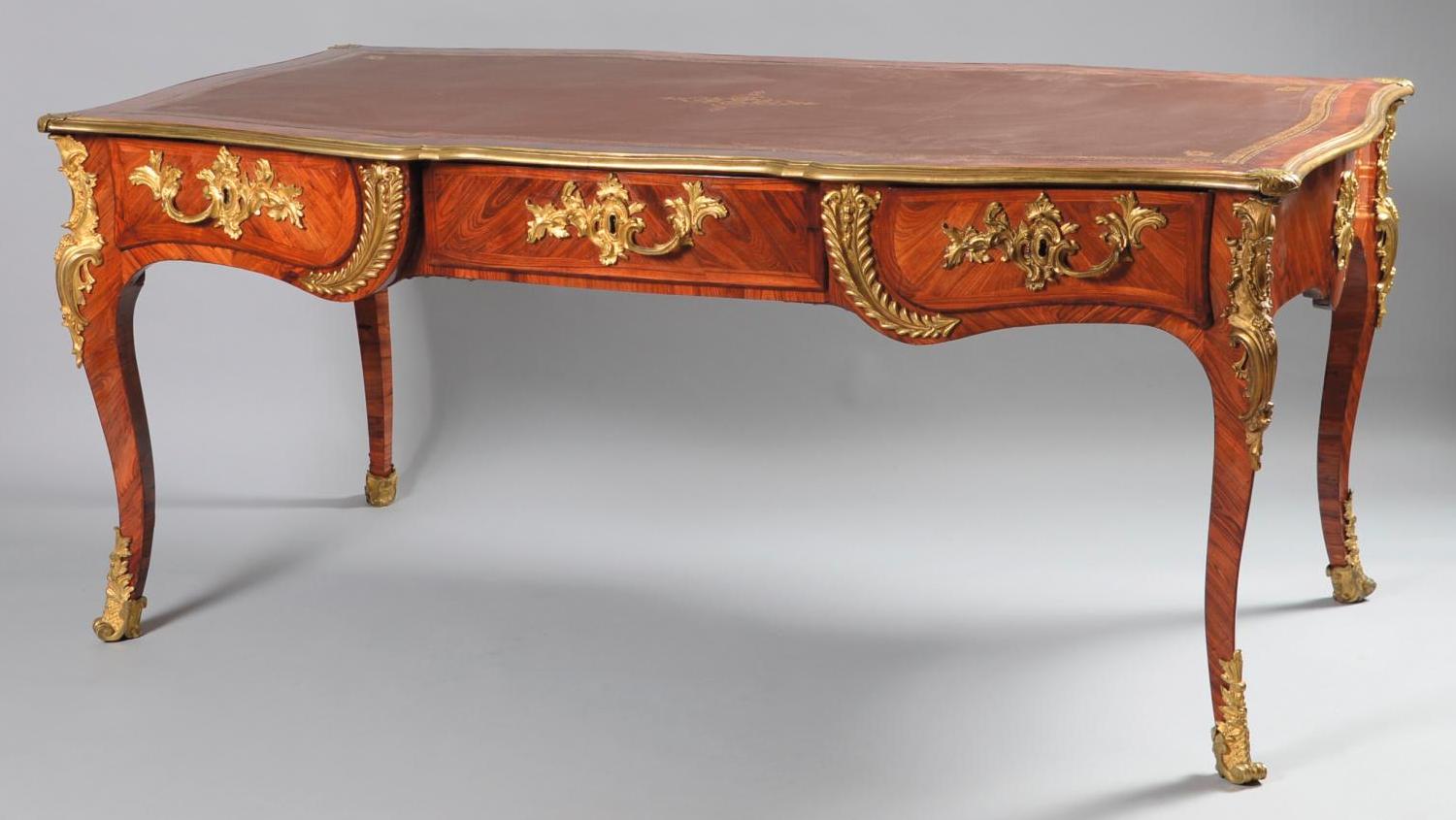 Époque Louis XV. Bureau plat de forme galbée à double face, placage de bois de violette,... Le meuble parisien du XVIIIe siècle