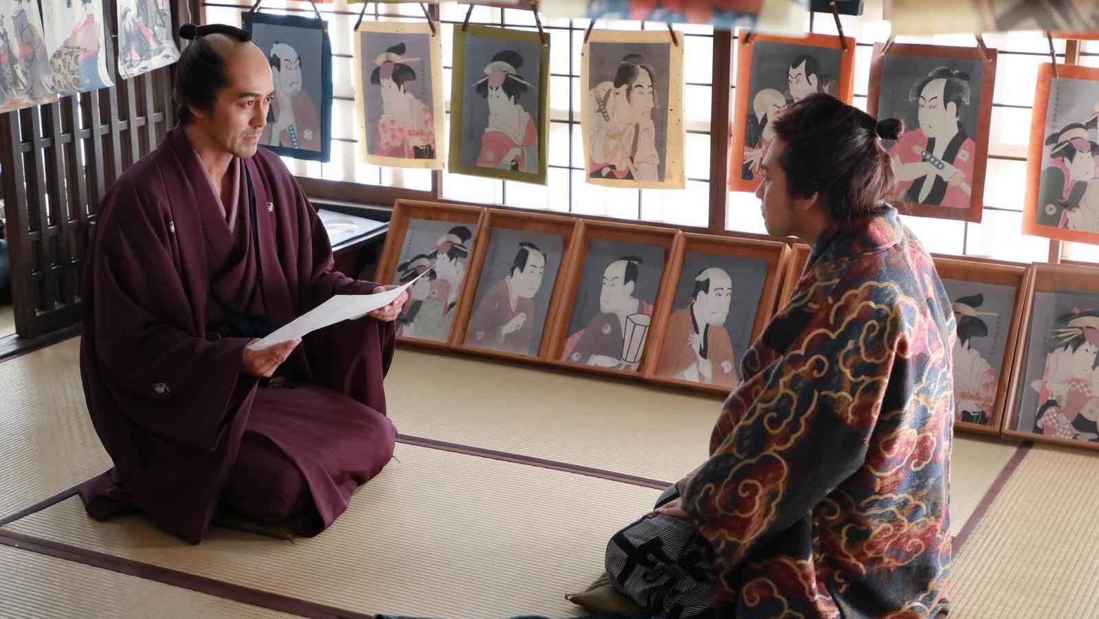 L’imprimeur Tsutaya Juzaburo (Hiroshi Abe) et Katsushika (Yuya Yagira), jeune peintre... Biopic : Hokusai sur grand écran
