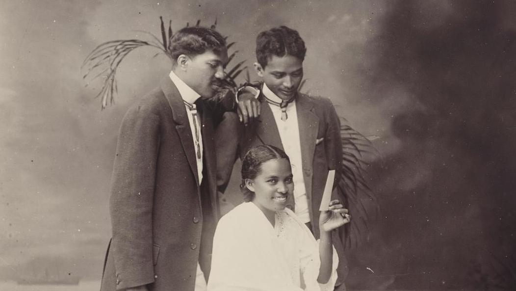 Joseph Razafy (1881-1949), Sans titre (portrait de deux hommes et d’une femme). © Musée... “Ouvrir l’album du monde”, les prémices de la photographie au quai Branly