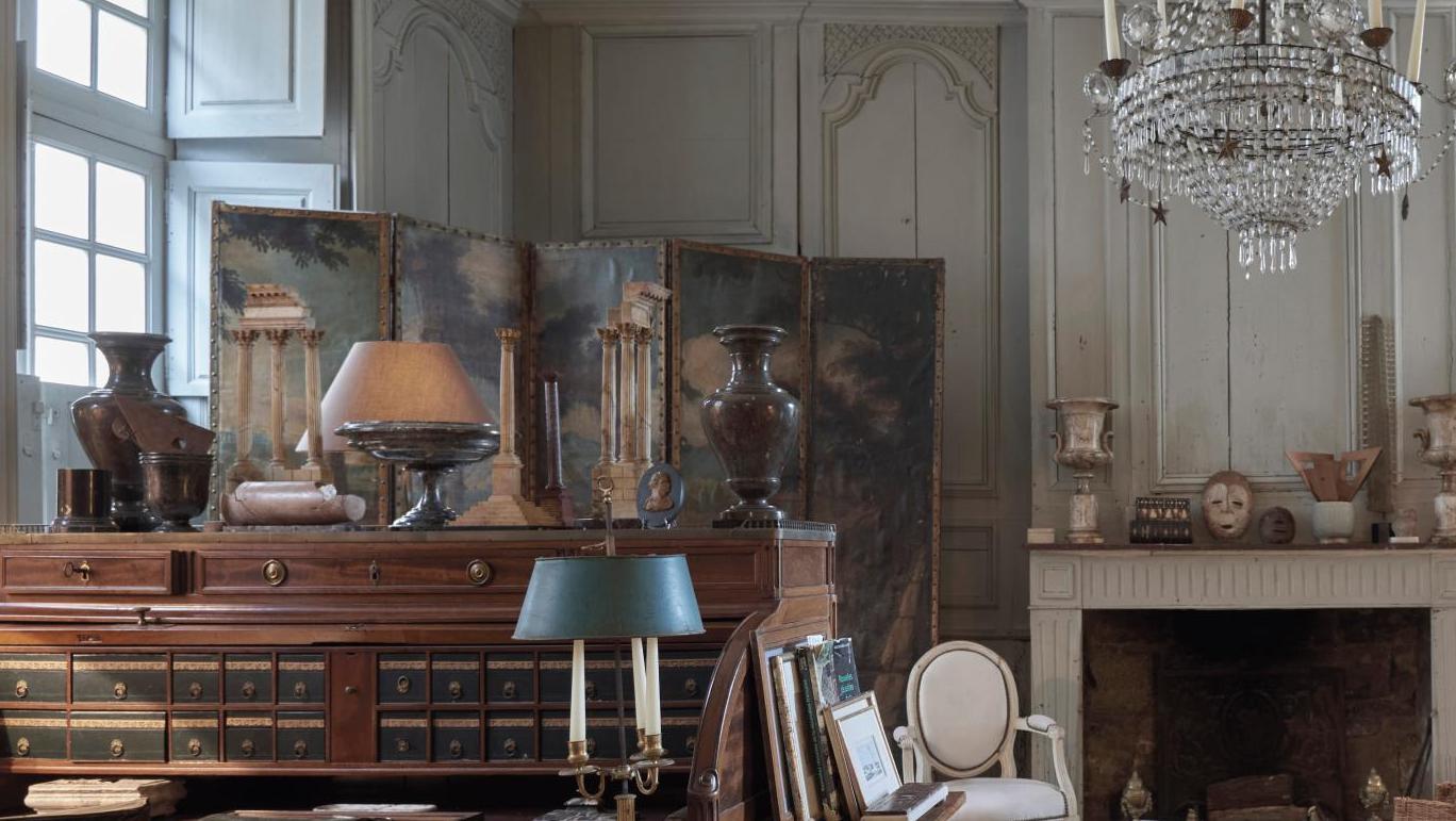 Vue du salon, avec le secrétaire à cylindre d’époque Louis XVI en acajou mouluré,... Le goût classique d’un hôtel particulier dans les Côtes-d’Armor 