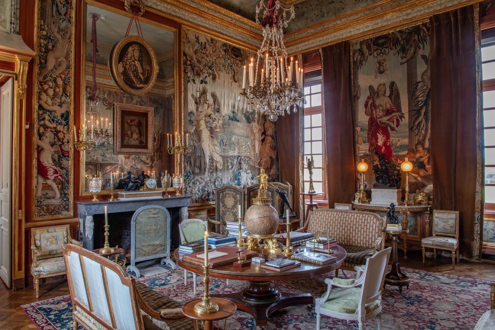 Dans ce salon richement meublé, le pare-feu et le paravent de Marie-Antoinette, les sièges provenant de Fontainebleau et ceux du comte et 