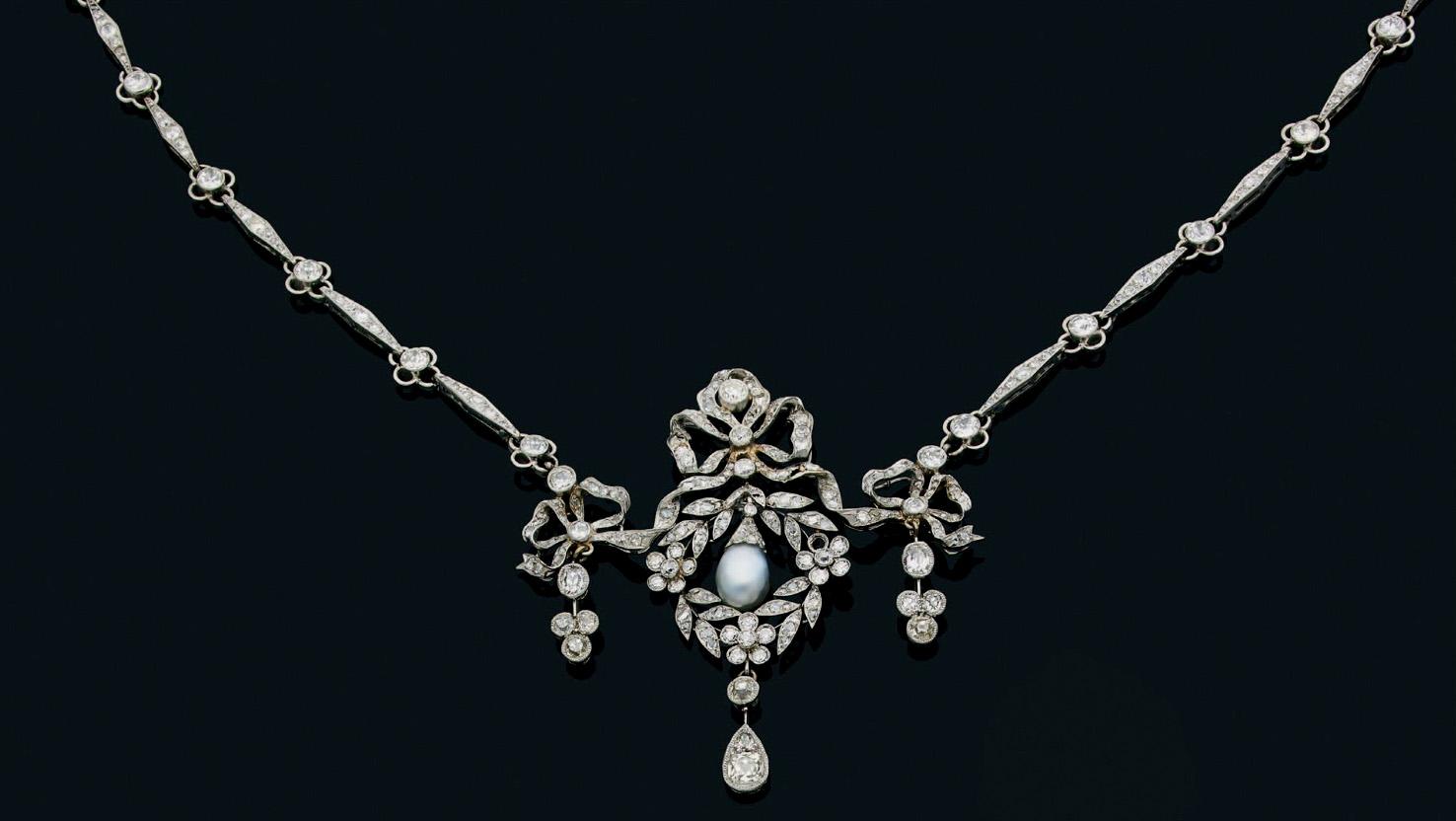 Travail français vers 1910, collier «guirlande» en or blanc constitué d’une perle... Colliers de perles et diamants 