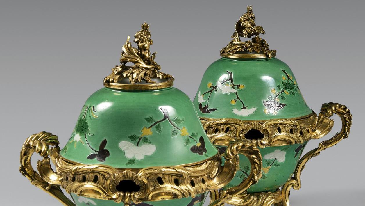 Chine, époque Kangxi (1661-1722). Paire de pots-pourris en porcelaine à décor incisé... Pots-pourris chinois au goût Louis XV