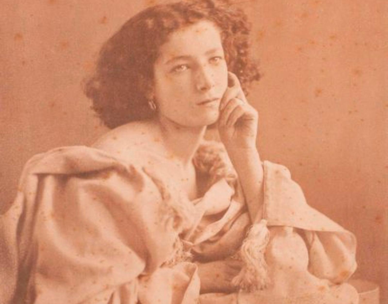 Félix Nadar (1820-1910), Sarah Bernhardt à 17 ans, vers 1861, épreuve sur papier salé d’après négatif verre au collodion, 21,8 x 16,3 cm (