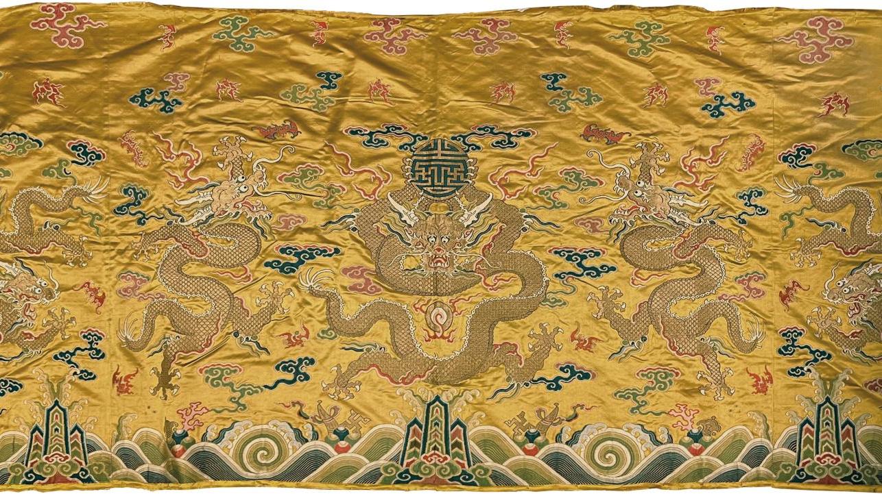 Chine, XVIIIe-XIXe siècle. Panneau rectangulaire en soie jaune tissée aux fils polychromes... Une broderie chinoise bien gardée 