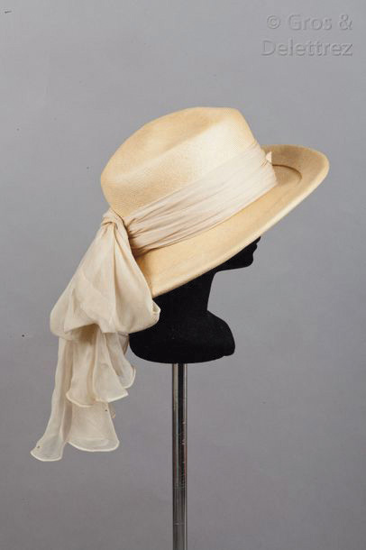 205 € Jean Barthet, chapeau d’amazone en paille de Panama naturel, tour de tête ceinturé de mousseline de soie à la couleur.Hôtel Drouot, 