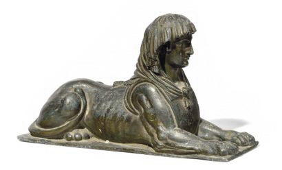 5 000 € Style néoclassique, sphinx en plomb patiné, 20 x 35,5 cm.Versailles, 19 juin 2022. Osenat OVV. M. Dayot.