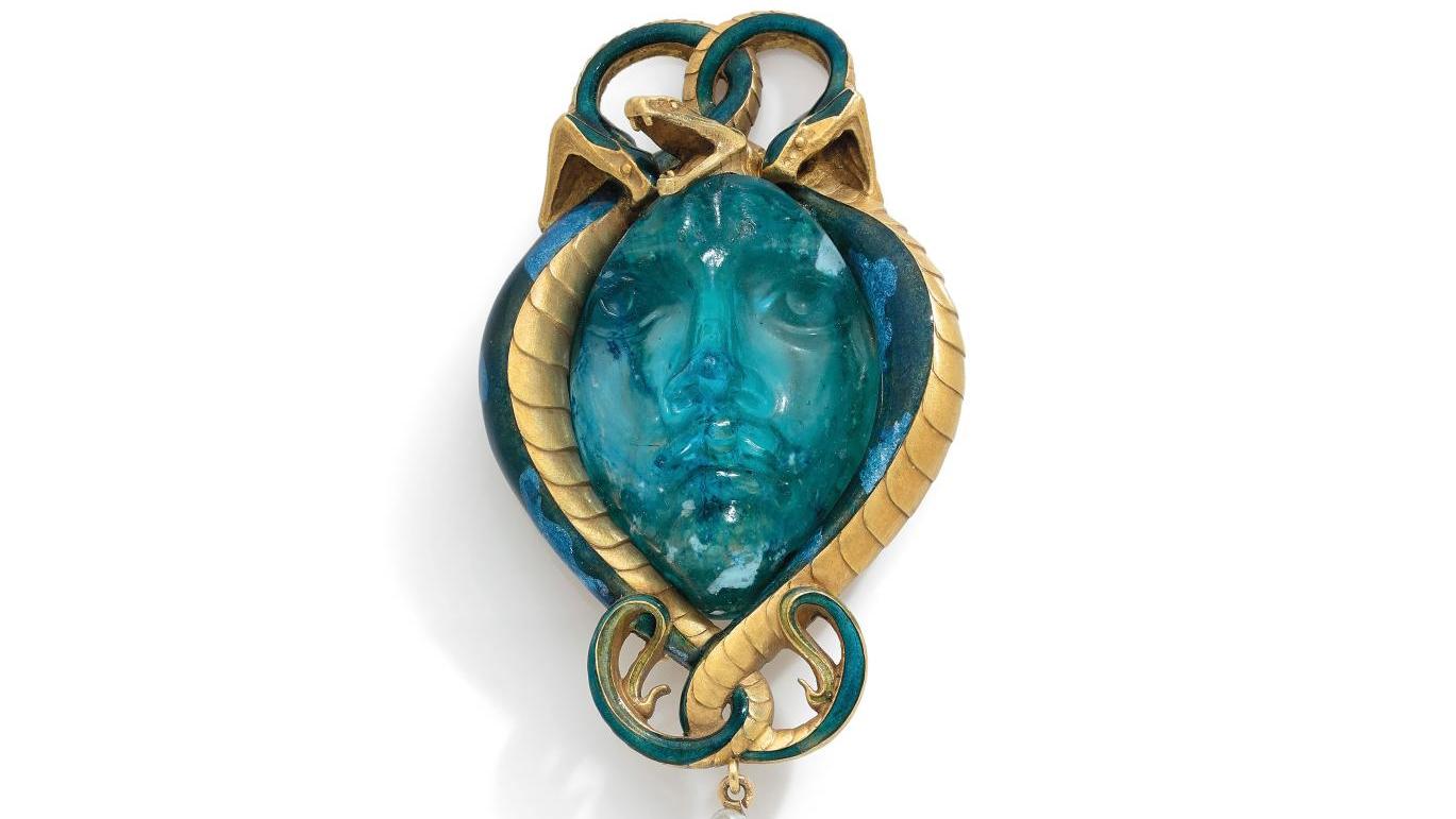 384 000 € René Lalique (1860-1945), Medusa, pendentif du visage de Méduse en pâte... Cote : hybrides mi-hommes mi-bêtes 