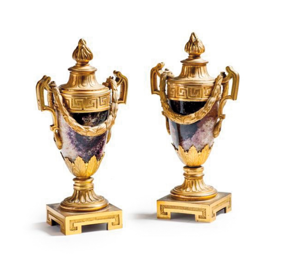 14 720 € Attribué à Matthew Boulton, paire de vases couverts en spath fluor, monture en bronze doré, fin du XVIIIe siècle, h. 19 cm. Paris