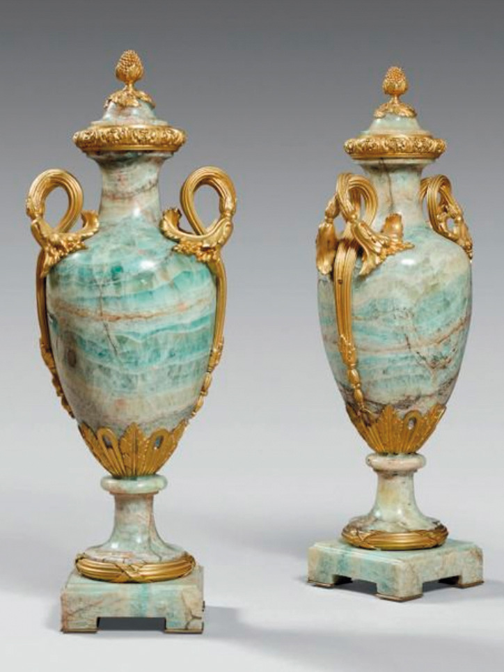 7 366 € Paire de grands vases couverts en spath fluor vert à monture de bronze doré, style Louis XVI, h. 62 cm. Hôtel Drouot, 14 novembre 