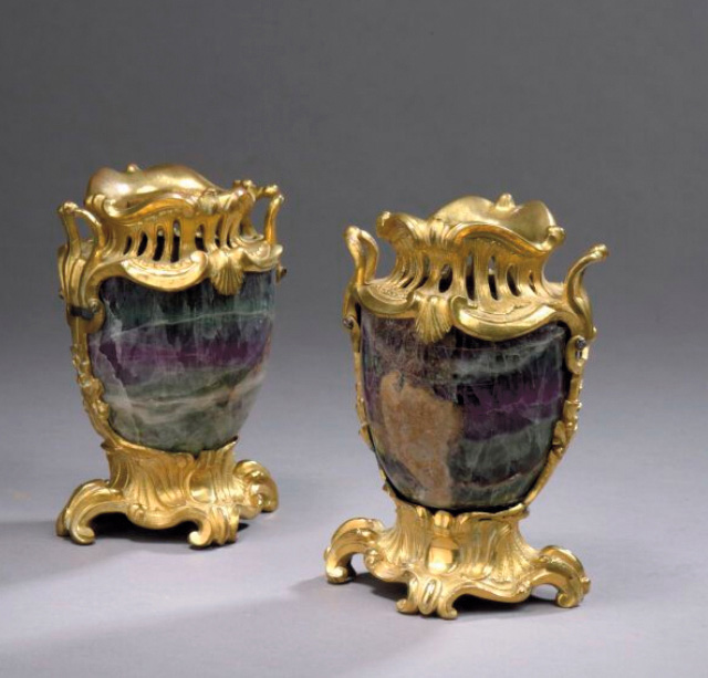 4 064 € Paire de vases en spath fluor, à monture en bronze doré de l’époque Louis XV, h. 12 cm.Hôtel Drouot, 13 octobre 2021. De Baecque e