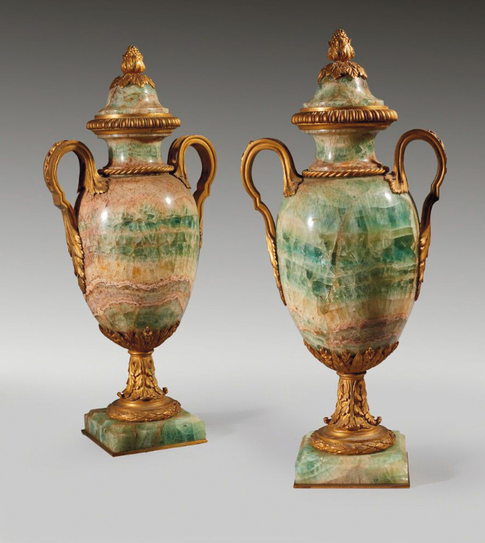 3 220 € Seconde moitié du XIXe siècle, paire de vases d’ornement en spath fluor et monture de bronze doré, style Louis XVI, h. 42 cm.Hôtel