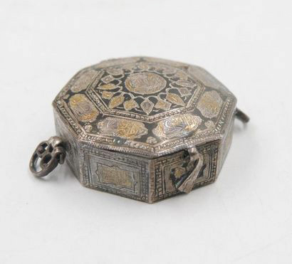 37 € Iran, XIXe siècle, boîte talismanique octogonale en argent à décor niellé incisé d’inscriptions, diam. 5,2 cm, poids brut : 34,3 g. O