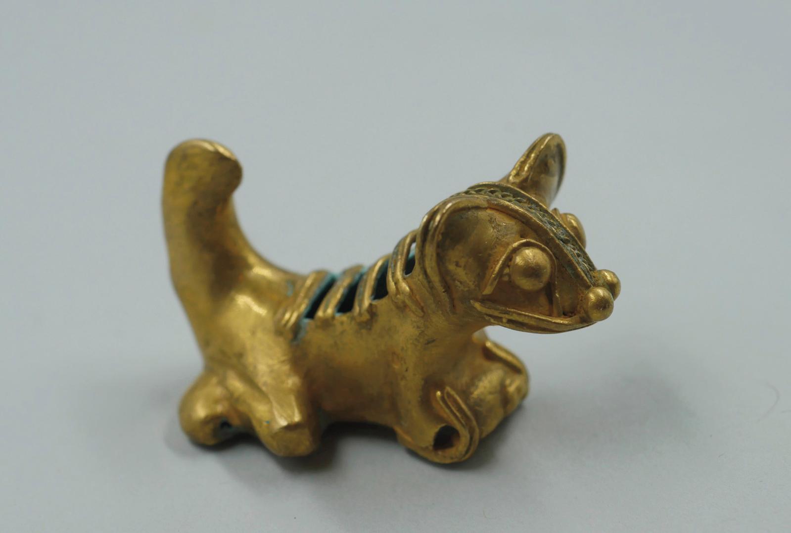 249 € Style de la civilisation kogi ou tairona, amulette talismanique en pendentif en or bas titre, à figure de jaguar tumbaga, 3 x 5 cm, 