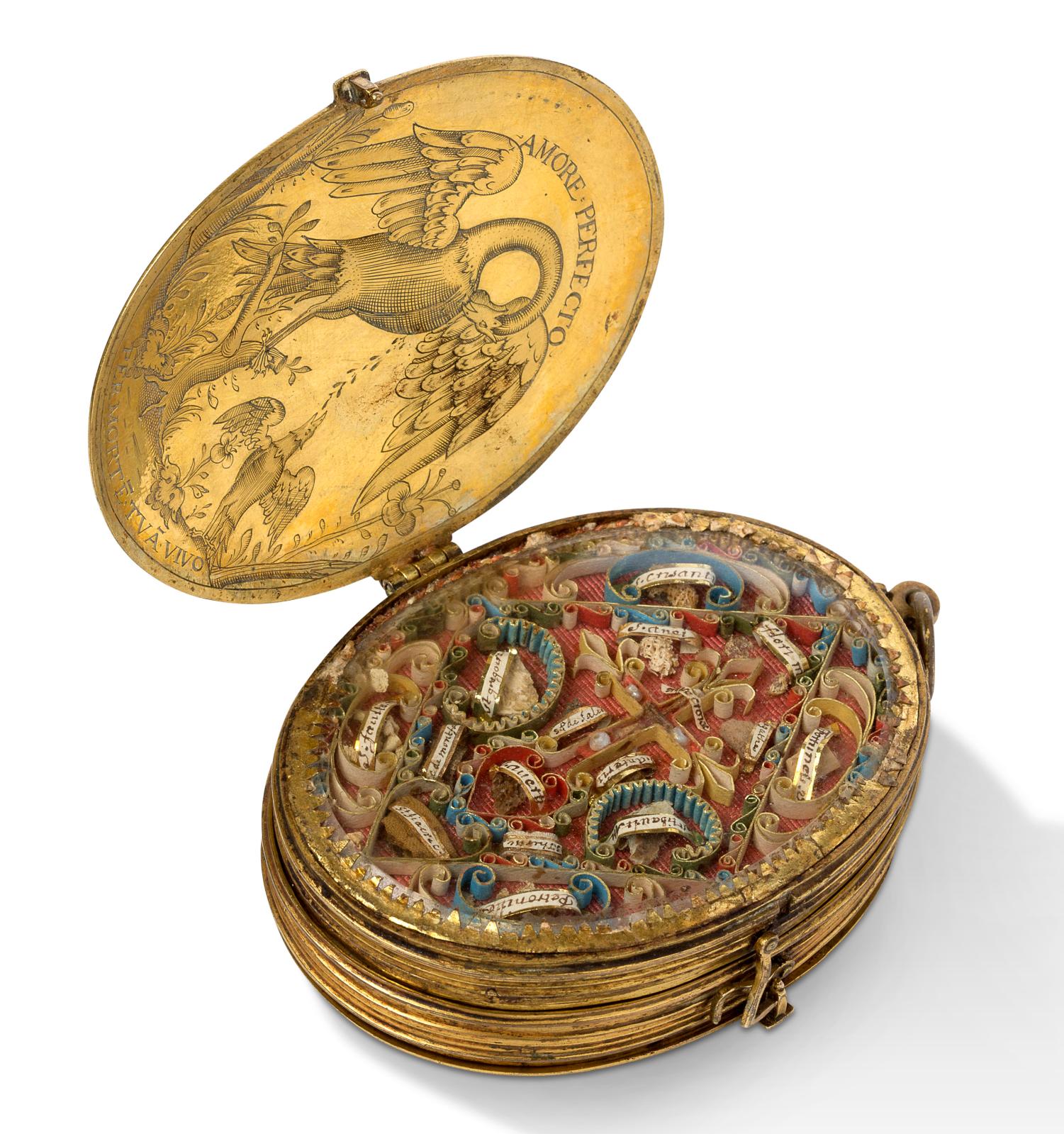 France, XVIIIe siècle. Médaillon de dévotion ouvrant à quatre pans, en cuivre ovale, doré et gravé, reliquaire paperolle et miniature à la