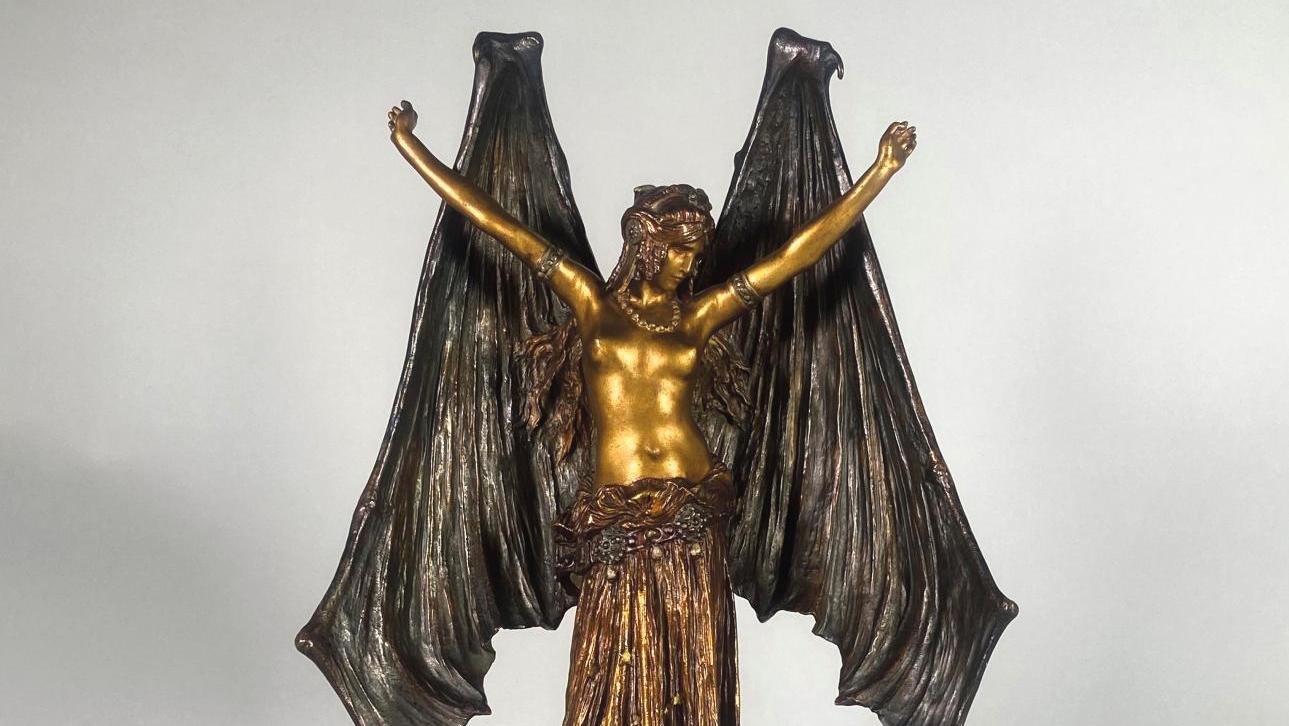 Agathon Léonard (1841-1923), La Chauve-Souris, épreuve en bronze à patine vieil or,... Une sombre et sensuelle chauve-souris