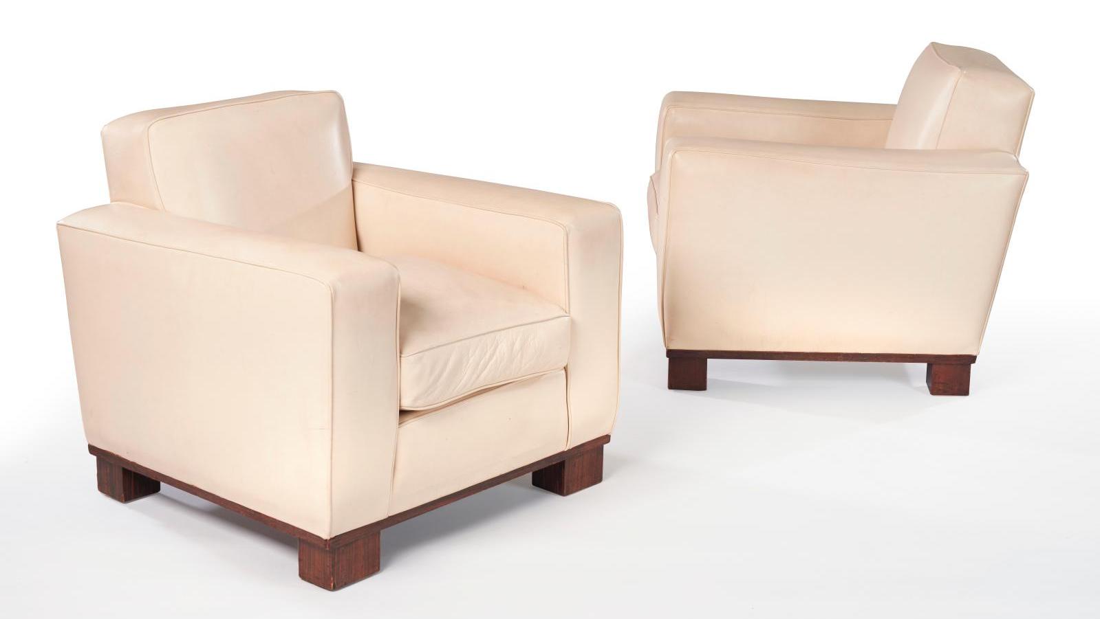 Jacques Adnet (1900-1984). Deux fauteuils d’un salon moderniste, vers 1935, comprenant... Une élégance confortable par Jacques Adnet