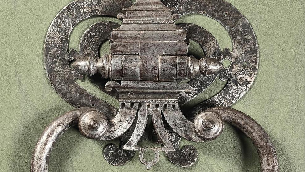 5 969 € Heurtoir en fer forgé orné de filets et d’un motif pyramidal, Bordeaux, époque... Cote : complètement marteau !