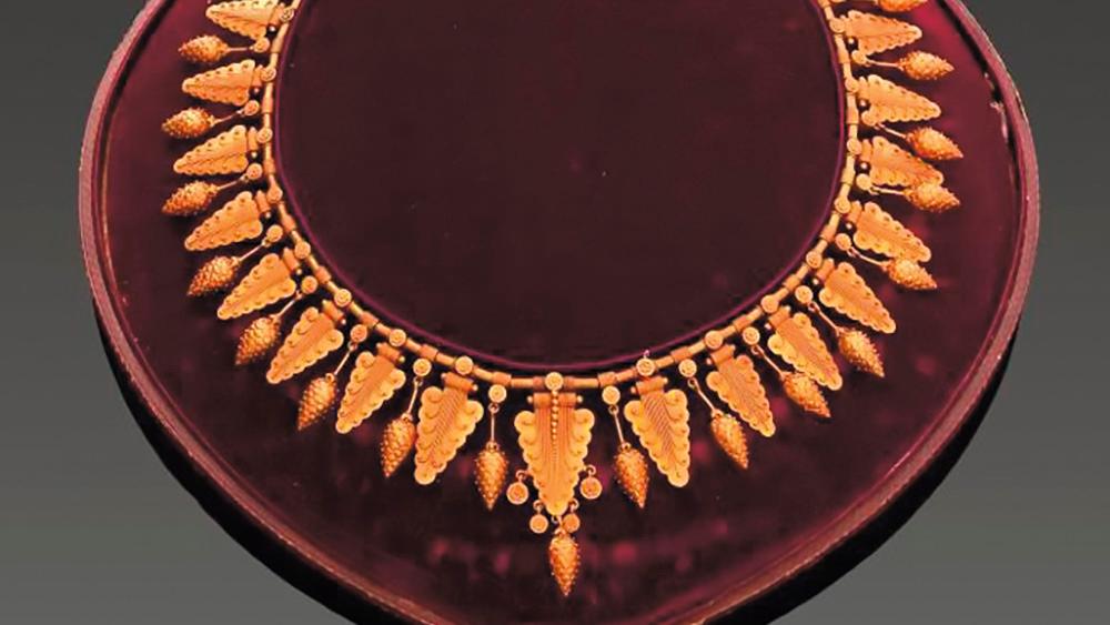 16 744 € Vers 1860. Collier collerette en or jaune composé de motifs alternés de... Cote : les bijoux dans le goût étrusque