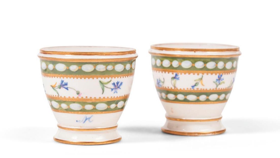 26 500 € Manufacture de Sèvres, 1781, paire de coquetiers en porcelaine tendre du... Cote : coquetier à la cote