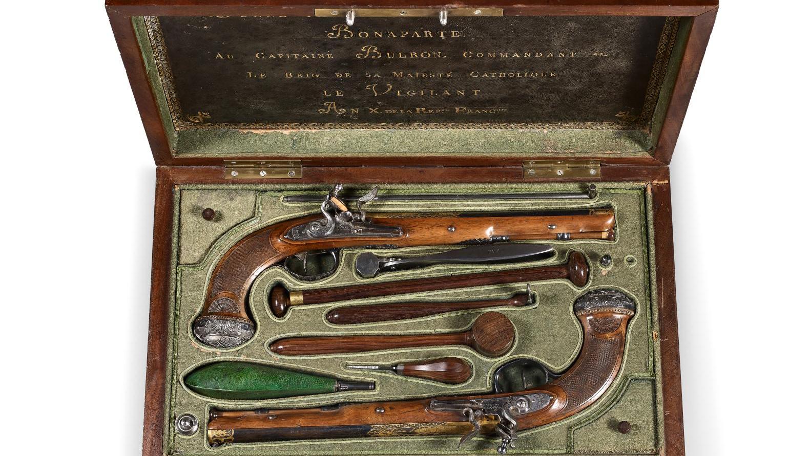 Manufacture Boutet à Versailles, époque Consulat. Coffret-nécessaire plaqué d’acajou,... Quand Napoléon Bonaparte offrait une paire de pistolets de Boutet à un officier...