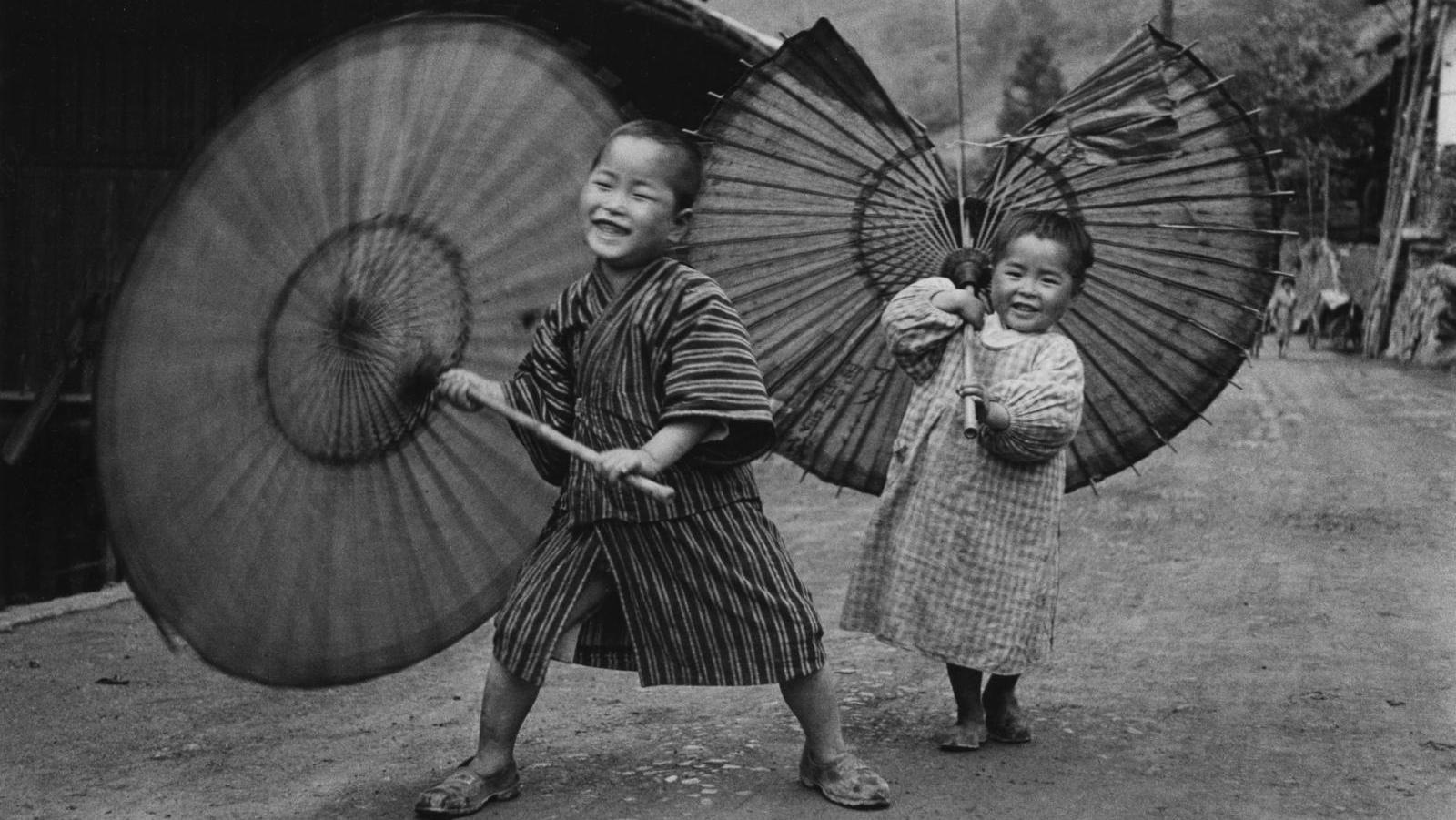 Ken Domon, Enfants faisant tourner des parapluies, Ogôchimura, série «Enfants», vers... Ken Domon, le maître du réalisme japonais se dévoile à Paris