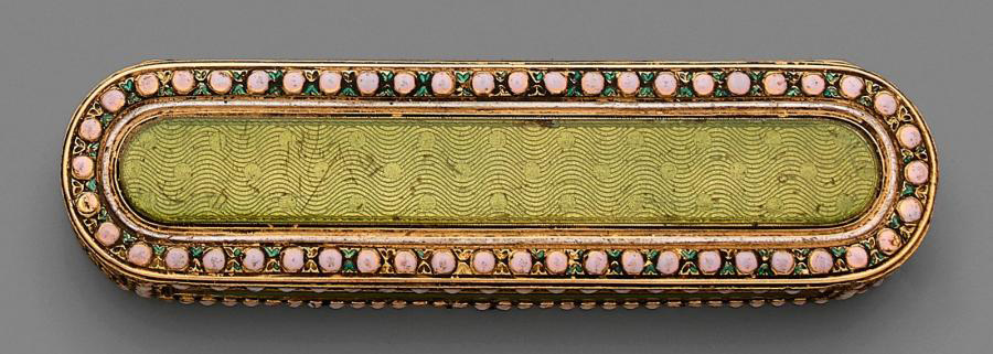 2 080 € Boîte à cure-dents oblongue en or et émail vert translucide sur fond guilloché à décor de vagues, Joseph-Étienne Blerzy, Paris 1781-1782, 9,3 