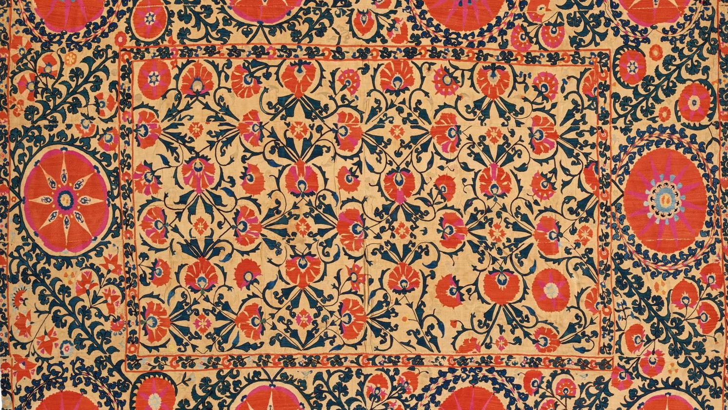 18 200 € Ouzbékistan, XIXe siècle, tenture en coton brodé de fils de soie polychrome,... Cote : suzanis bohèmes