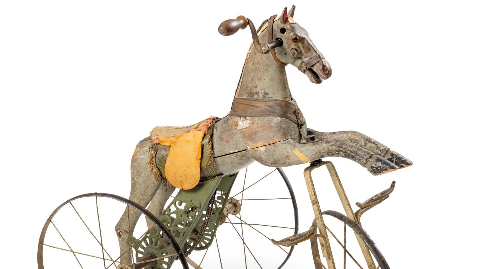 474 € Fin du XIXe siècle, tricycle figurant un cheval en bois laqué harnaché, 67 x 65 cm.Online... Cote : le cheval, un jeu d’enfant