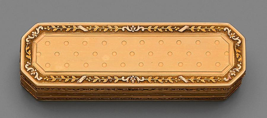 2 860 € Boîte à cure-dents à pans coupés en ors de couleur, fond guilloché, décor lenticulaire, Suisse, début du XIXe siècle, 7,5 x 2,5 cm. Drouot, 28