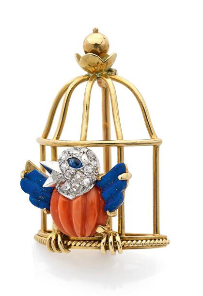 16 740 €. Cartier Paris, broche Oiseau libéré, or jaune et platine, corail rouge, lapis-lazuli, diamants et saphir, h. 3,5 cm, poids brut : 9,9 g. Dro