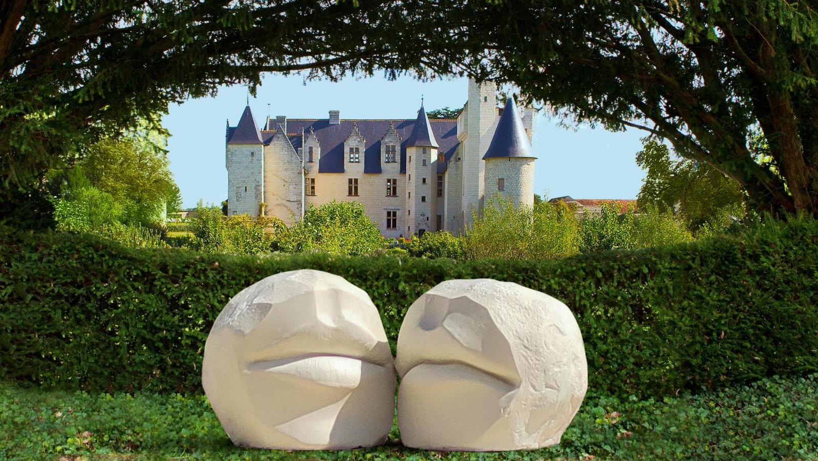 Laurent Pernot (né en 1980), The Kiss, 2022, béton et matériaux divers. © Adagp,... Les enchantements du château du Rivau
