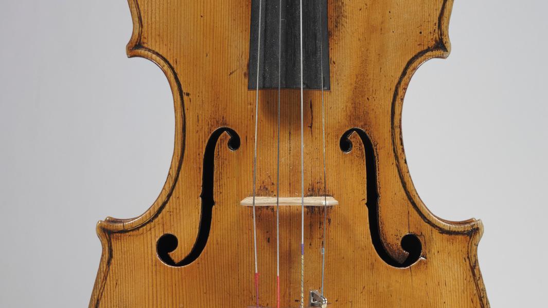 Alto de Luigi Marconcini, fait à Ferrare en 1777, étiquette Alyosius Marconcini,... Concerto de violons dirigé par Luigi Marconcini