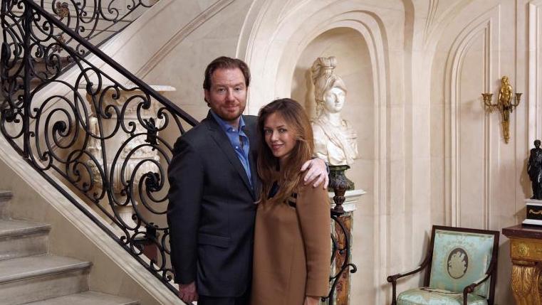 Benjamin Steinitz et son épouse Marina au pied du grand escalier de la galerie ;... Benjamin Steinitz : «Je suis hors mode et j’aime ça»