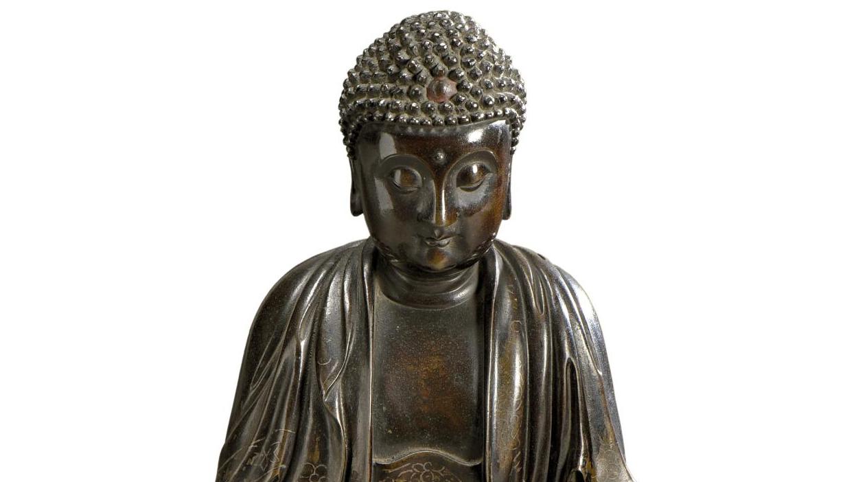 Époque Ming (1368-1644), bouddha en bronze, bordure en incrustation d’argent, h.... Sous les auspices d’un bouddha Ming