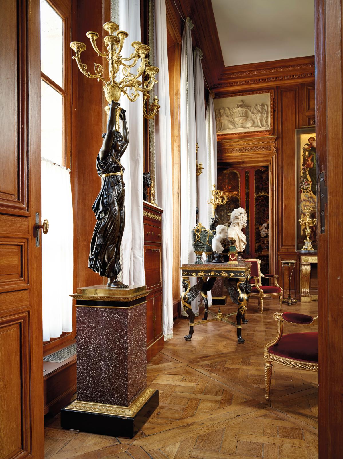 Dans le grand salon Louis XVI aux boiseries classées monuments historiques, deux œuvres de Thomire : les grandes torchères provenant des collections D