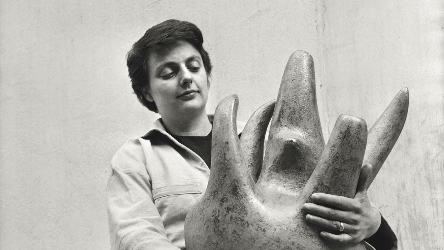 Agnès Varda (1928-2019), Valentine Schlegel avec le vase «Sans titre», terre façonnée... Rétrospective Valentine Schlegel à Montpellier