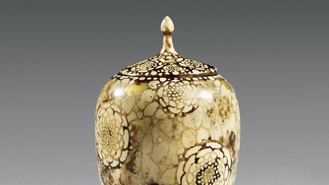 Clément Mère (1861-1940), petit vase conique et son couvercle en ivoire, gravé à... Une collection sous l’œil de Clément Mère
